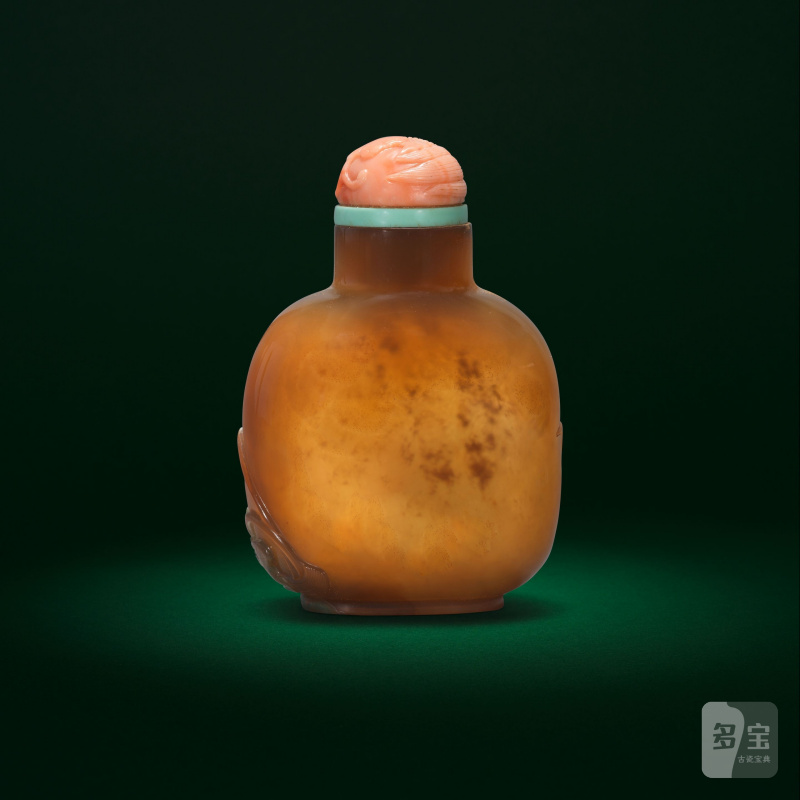 十八/十九世紀 瑪瑙巧雕荷塘圖鼻煙壺 | A CHALCEDONY AGATE 'FROG AND LOTUS' SNUFF BOTTLE - 图2